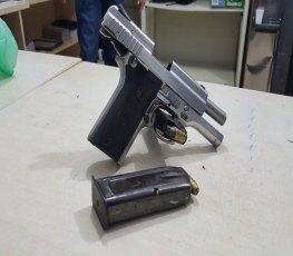 ABSURDO: Guarnição da PM é atacada a pedradas após prisão de homem armado com pistola